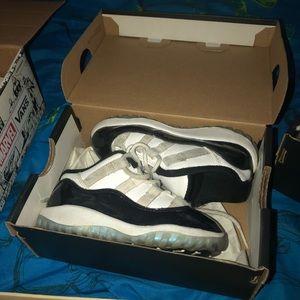 I am selling Jordan 11 retro low Bt